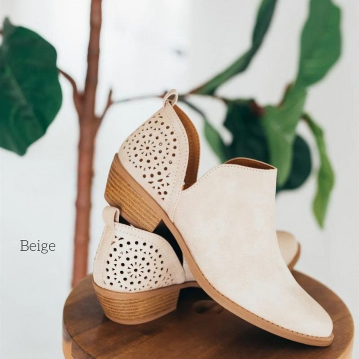 Zomerse damesschoenen van leer met lage hak, combineren comfort en een stijlvolle, elegante look.