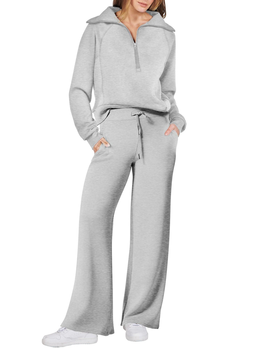 "Comfortabele loungewear set met relaxed fit, rechte pijpen en half zip kraag in zachte materialen voor hem en haar."
