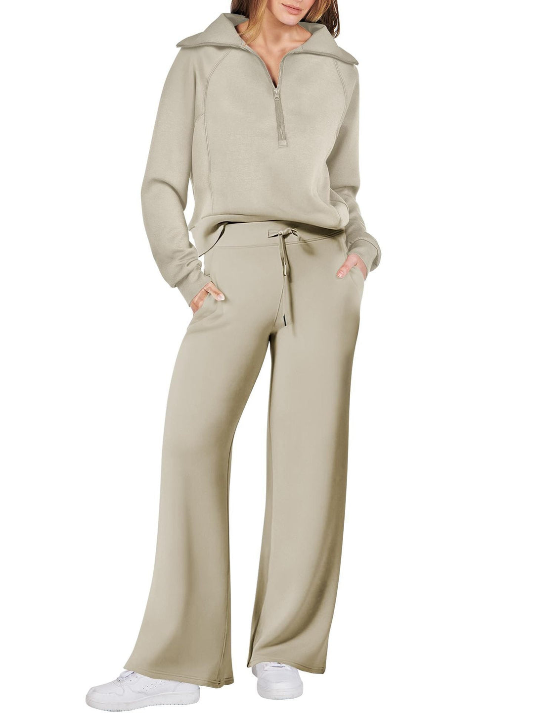 "Comfortabele loungewear set met relaxed fit, rechte pijpen en half zip kraag in zachte materialen voor hem en haar."
