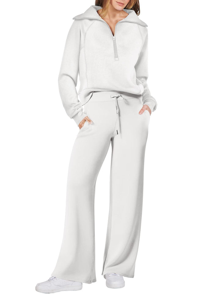 "Comfortabele loungewear set met relaxed fit, rechte pijpen en half zip kraag in zachte materialen voor hem en haar."