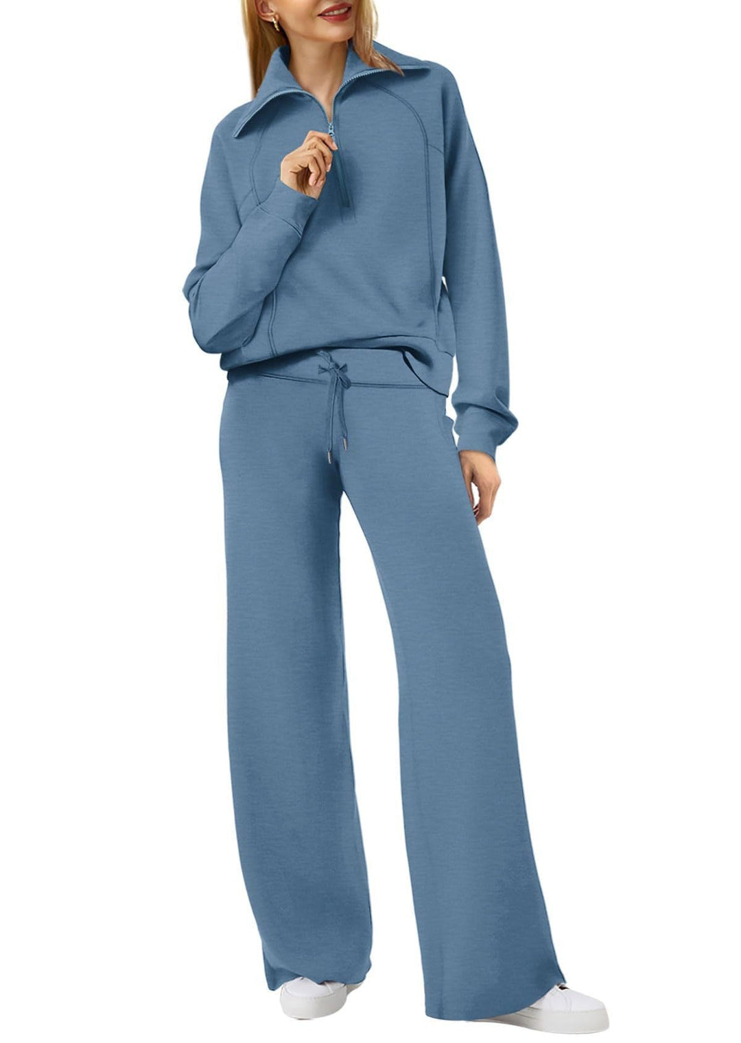 "Comfortabele loungewear set met relaxed fit, rechte pijpen en half zip kraag in zachte materialen voor hem en haar."