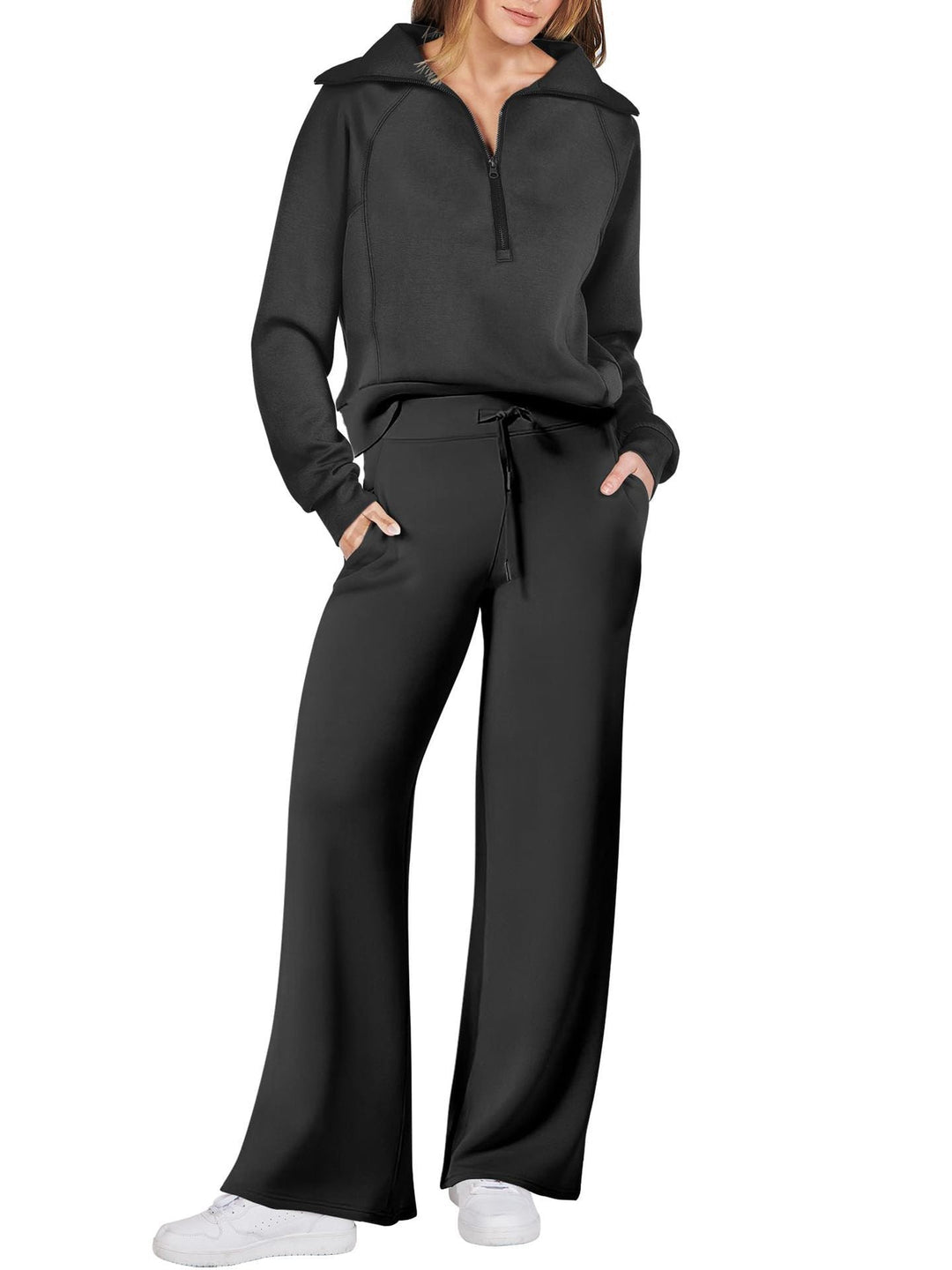 "Comfortabele loungewear set met relaxed fit, rechte pijpen en half zip kraag in zachte materialen voor hem en haar."