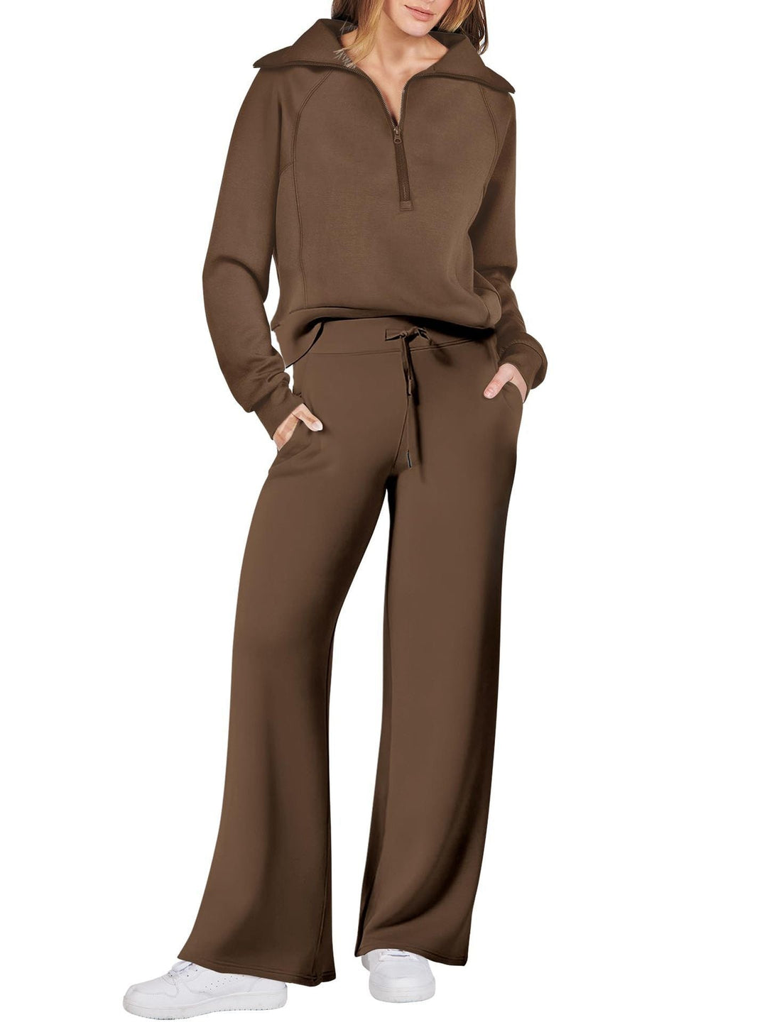 "Comfortabele loungewear set met relaxed fit, rechte pijpen en half zip kraag in zachte materialen voor hem en haar."