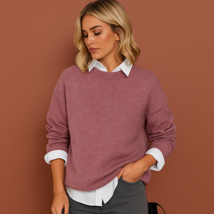 Witte oversized damestrui met relaxte pasvorm, perfect voor comfortabele herfst- en wintermode.