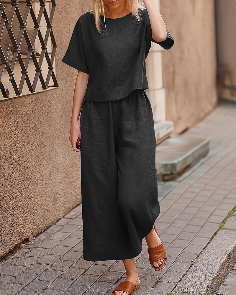 Comfortabele tweedelige dames loungeset met korte mouwen en lange broek, ideaal voor zomerse vrije tijd.
