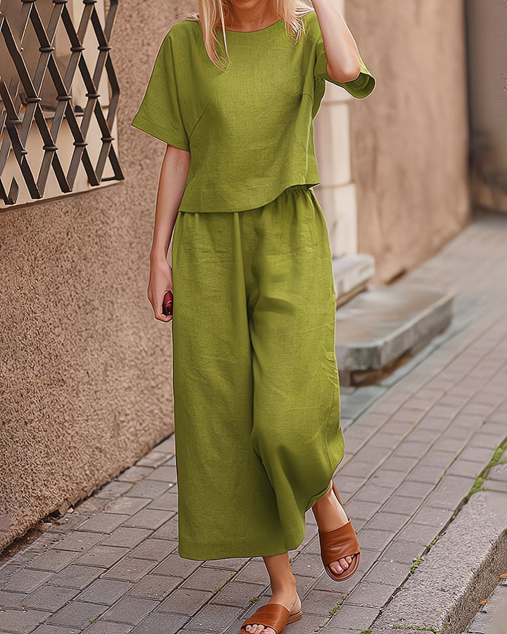 Stijlvolle tweedelige dames outfit: comfortabel T-shirt met korte mouw en bijpassende lange broek voor relaxte dagen.