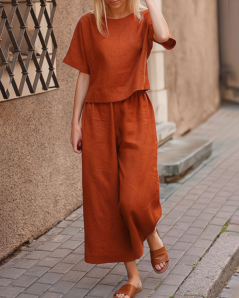 Lichte dames lente/zomer loungeset, bestaande uit korte mouw top en lange broek. Ideaal voor een casual look.