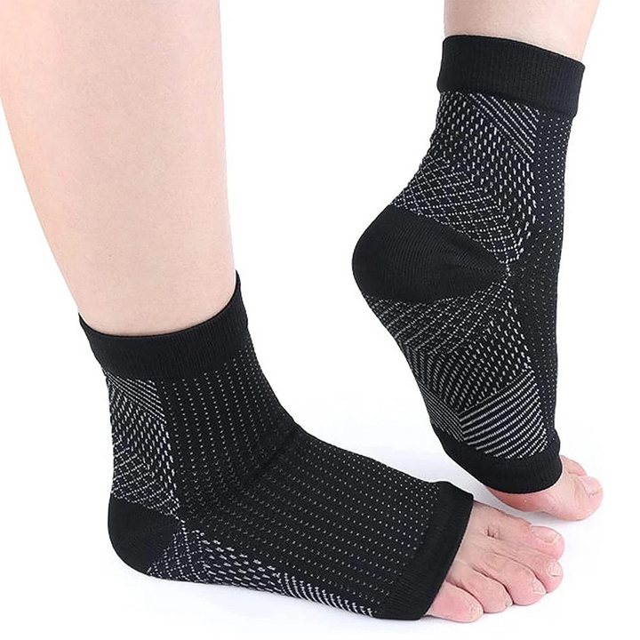"Comfortabele unisex compressiekous, zwart, enkelhoogte, voor pijnverlichting en steun bij neuropathie en fasciitis."