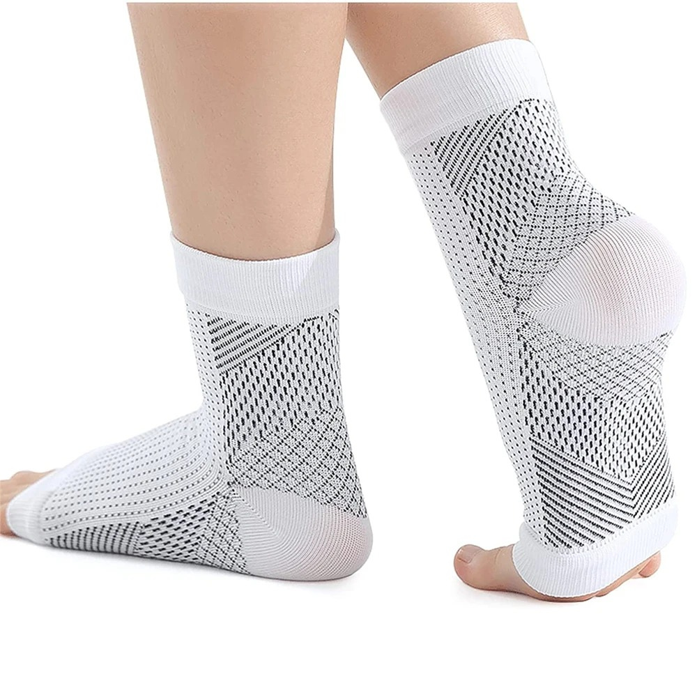 "Comfortabele unisex compressiekous, zwart, enkelhoogte, voor pijnverlichting en steun bij neuropathie en fasciitis."