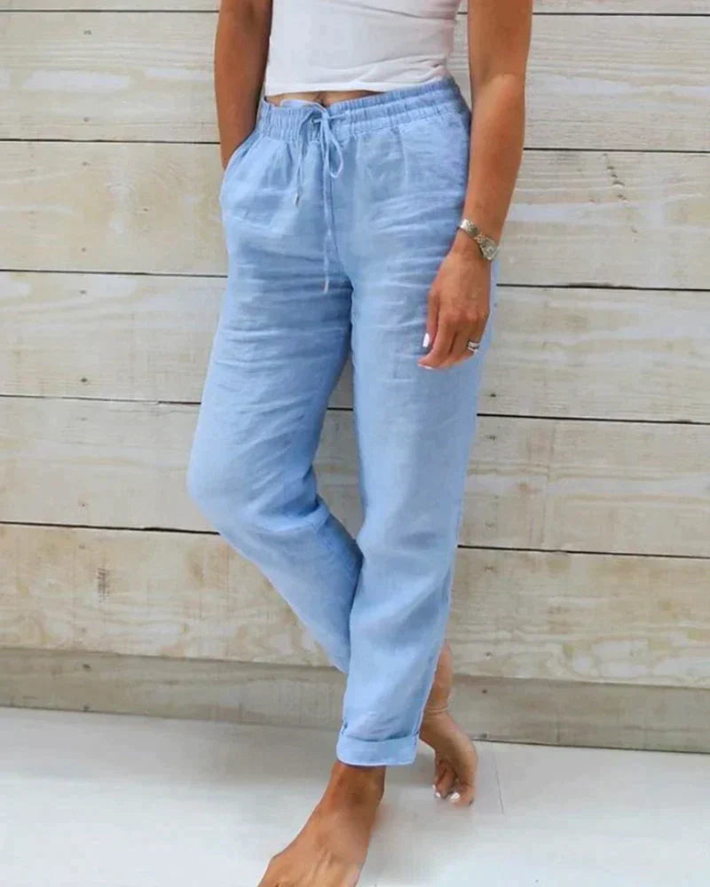 Lichtgewicht wijde damesbroek voor de zomer, combineert comfort met stijl. Essentiële mode broek.