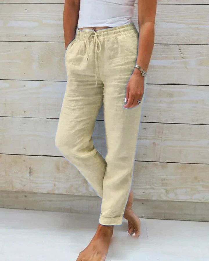 Comfortabele, wijde pasvorm damesbroek, geschikt voor casual én stijlvolle lente/zomer outfits. Trendy mode.