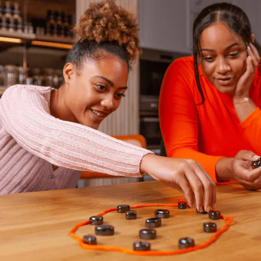 Draagbaar magnetisch schaakbord voor kinderen en volwassenen; een strategisch bordspel voor familieplezier onderweg.