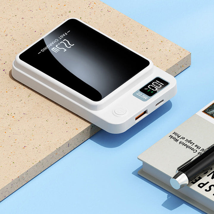 Stijlvolle 10000mAh powerbank met draadloos opladen en USB-poorten, perfecte telefoon accessoire.