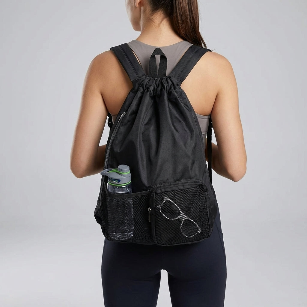 Zwarte ActiveSack compacte sporttas met zichtbaar ventilatievak. Ideaal voor sportschoenen of natte gymkleding.