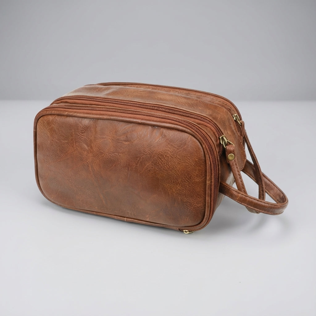 Stijlvolle bruine unisex toilettas, waterbestendig, perfect als reisorganizer voor cosmetica en badkamerartikelen.