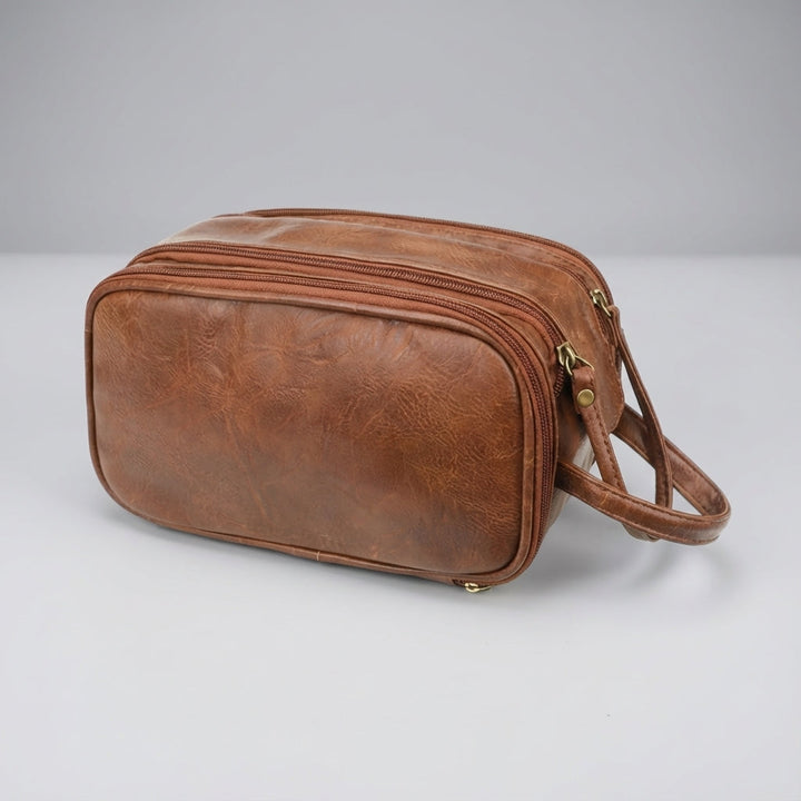 Stijlvolle bruine unisex toilettas, waterbestendig, perfect als reisorganizer voor cosmetica en badkamerartikelen.