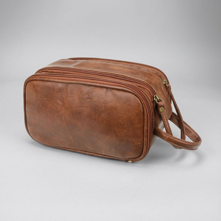 Duurzame unisex reis toilettas in bruin/zwart, een essentieel compact reisaccessoire met veel opbergruimte.