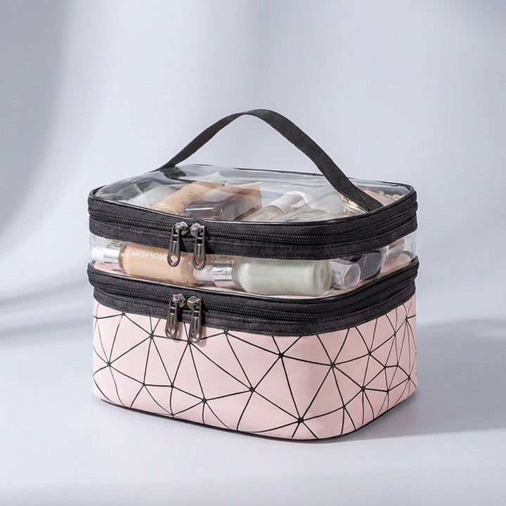 Georganiseerde ClearVogue reistoilettas met make-up en accessoires; perfecte opbergtas voor cosmetica.