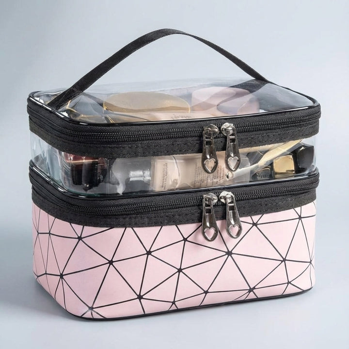 Transparante ClearVogue make-uptas op badkamerplank; compacte toilettas organizer voor cosmetica & accessoires.