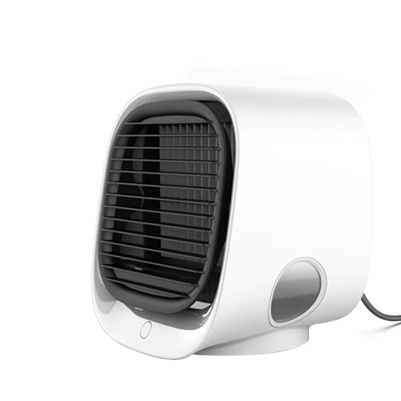 Witte mini luchtkoeler met USB-aansluiting en knoppen voor desktop. Ideaal als persoonlijke ventilator voor kantoor.