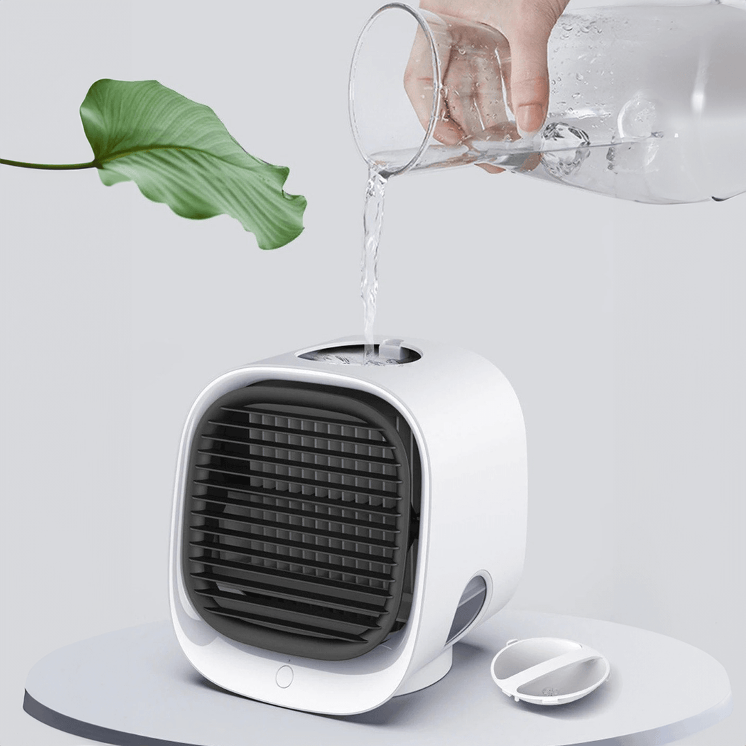 Draagbare USB koeler op een bureau, zorgt voor gerichte koeling en frisse lucht. Compacte desktop ventilator, wit.