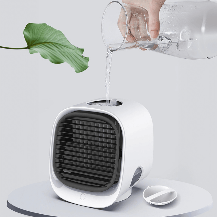 Draagbare USB koeler op een bureau, zorgt voor gerichte koeling en frisse lucht. Compacte desktop ventilator, wit.