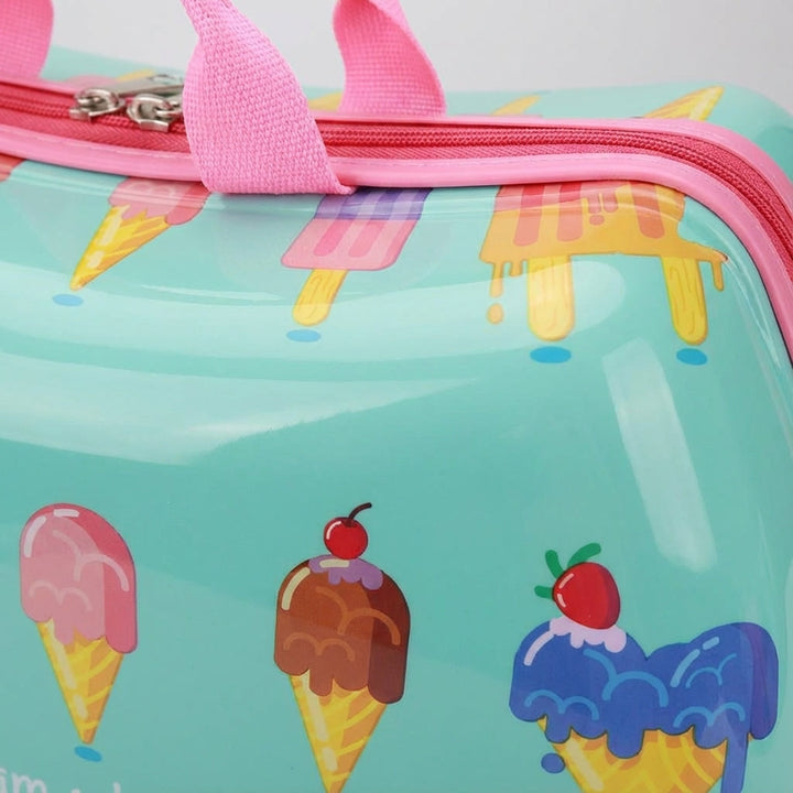 Avontuurlijke hardshell kinderreiskoffer met geïntegreerd zitje. Veel opbergruimte voor bagage op elke vakantie.