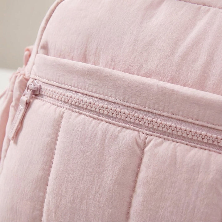 Duurzame waterbestendige duffeltas in khaki. Lichtgewicht Aerelle reistas, ook verkrijgbaar in beige, zwart en roze.