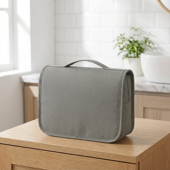 Compacte Neatify reistoilettas open, toont ruime interne compartimenten voor cosmetica en toiletartikelen, handige organisatie.