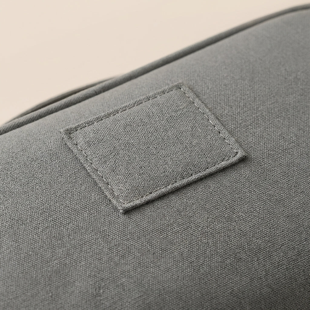 Interieur van compacte reistoilettas met slimme vakken en elastische lussen, ideaal voor badkamer organisatie.