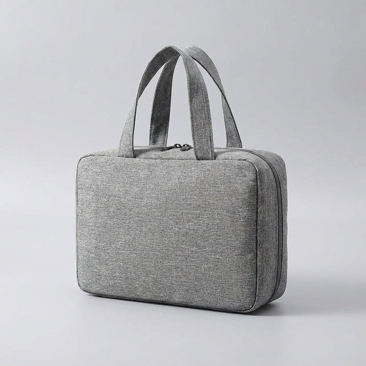 Afbeelding van de compact opvouwbare toilettas, zowel open als dicht, perfect voor reizen.