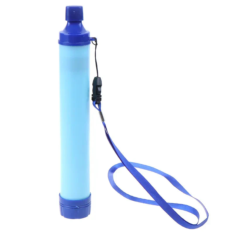 "Compacte outdoor survival waterfilter, viertraps systeem, lichtgewicht en draagbaar voor veilig drinkwater onderweg."