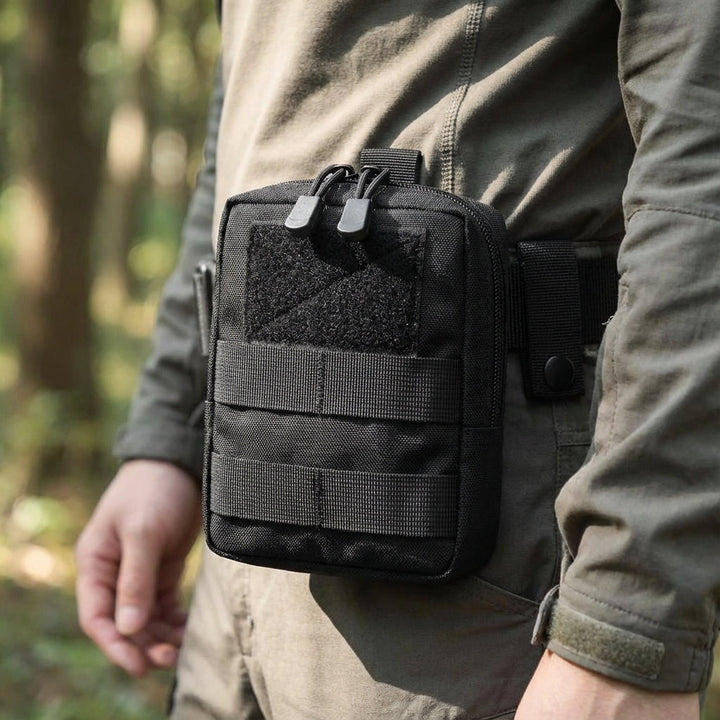 Compacte tactische opbergzak van duurzaam nylon met MOLLE, ideaal voor outdoor essentials en aan riem te bevestigen.