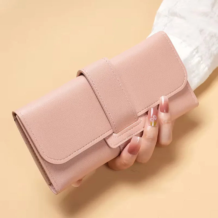 Compacte tri-fold dames portemonnee met drukknoopsluiting, ideaal voor dagelijks gebruik.