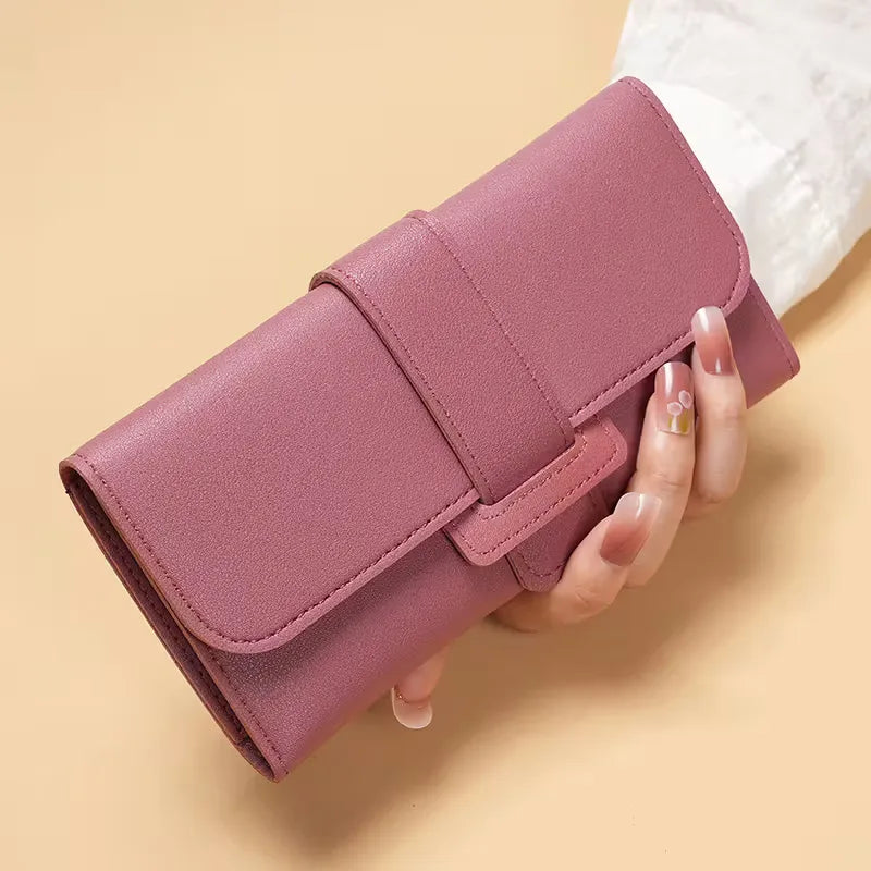 Modieus en compact: tri-fold dames portemonnee met duurzaam synthetisch materiaal en stevige drukknoop.