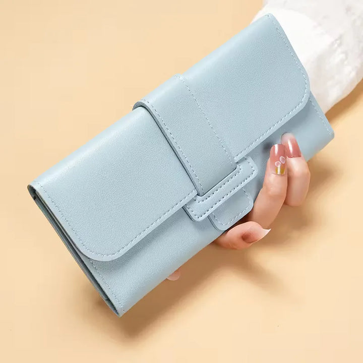 Tri-fold dames portemonnee in compact formaat, voorzien van drukknoop, een modieus accessoire.