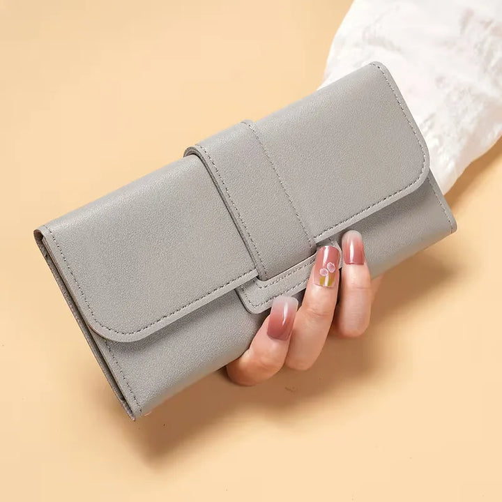Praktische synthetische dames portemonnee, tri-fold, met drukknoop voor optimale organisatie.