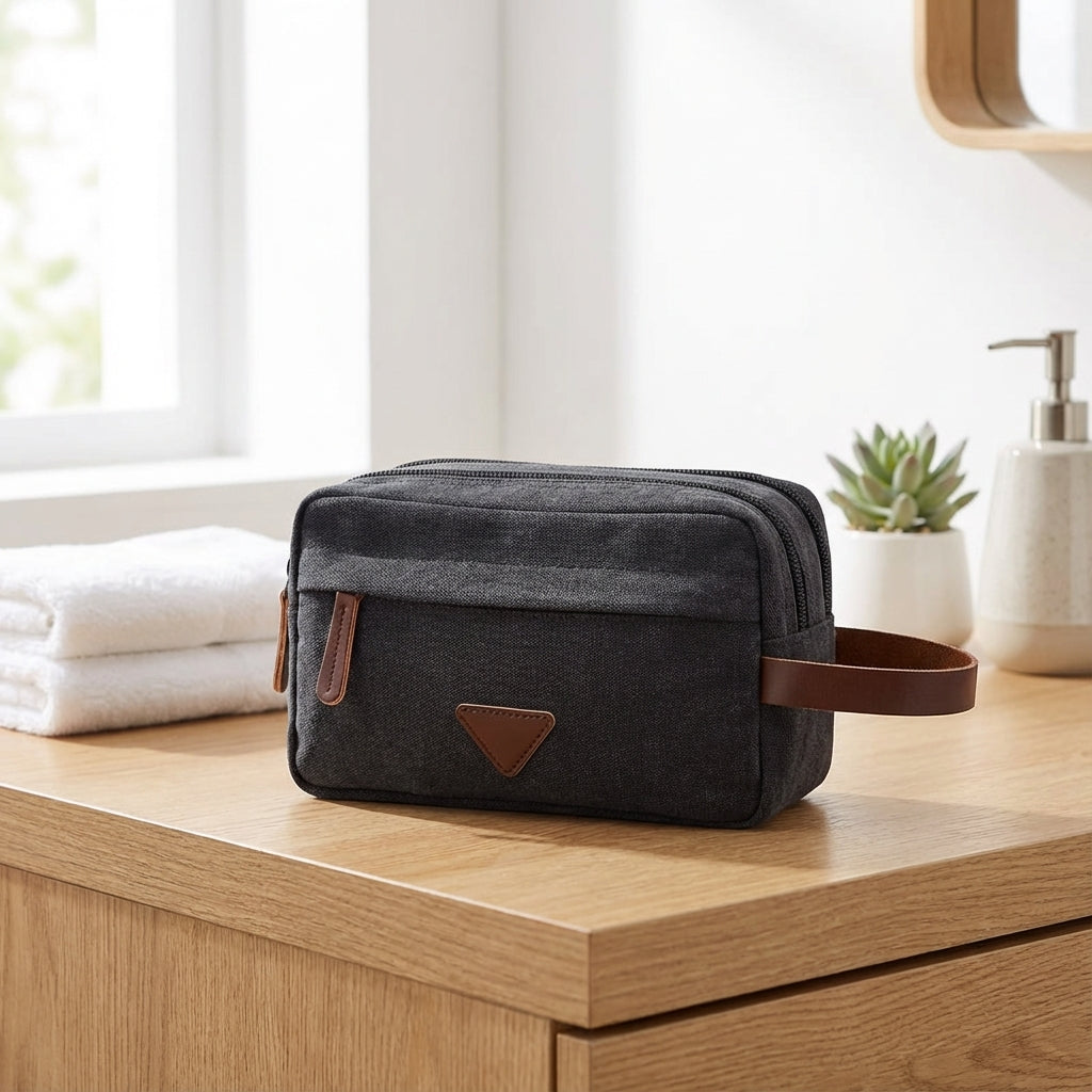 Compacte Tripelle toilettas met dubbel compartiment, ideaal voor georganiseerd reizen en dagelijkse verzorging.