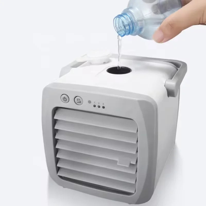 Strakke compacte USB ventilator voor stille koeling op kantoor of in de slaapkamer. Eenvoudig te plaatsen.