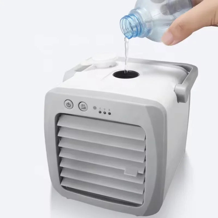Strakke compacte USB ventilator voor stille koeling op kantoor of in de slaapkamer. Eenvoudig te plaatsen.