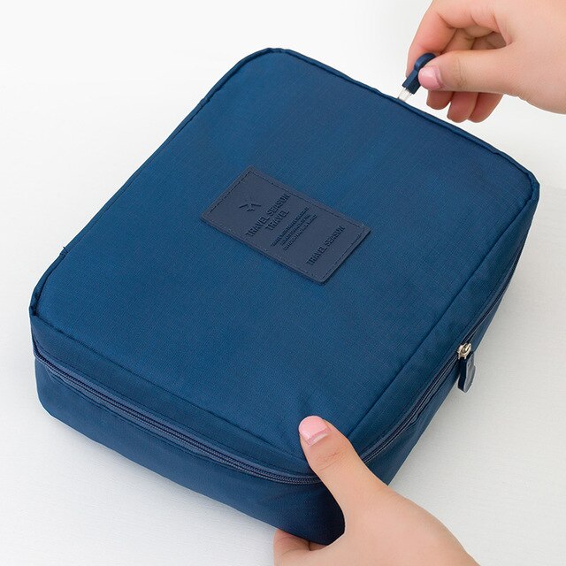 Reizende dames met de compacte waterdichte make-up reistas, perfecte reisgenoot.