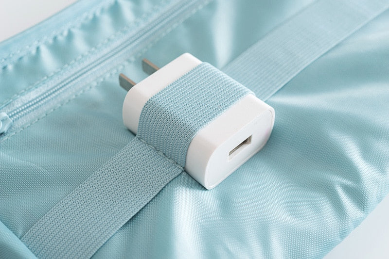 Zwarte compacte waterdichte opbergtas, ideaal voor het organiseren van al je elektronica-accessoires.