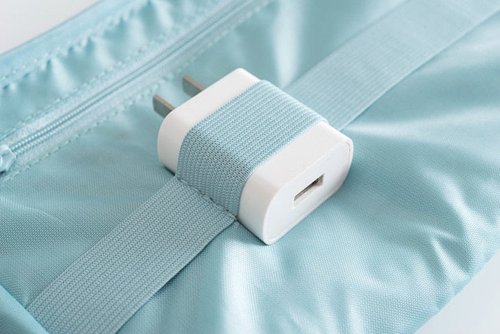 Zwarte compacte waterdichte opbergtas, ideaal voor het organiseren van al je elektronica-accessoires.