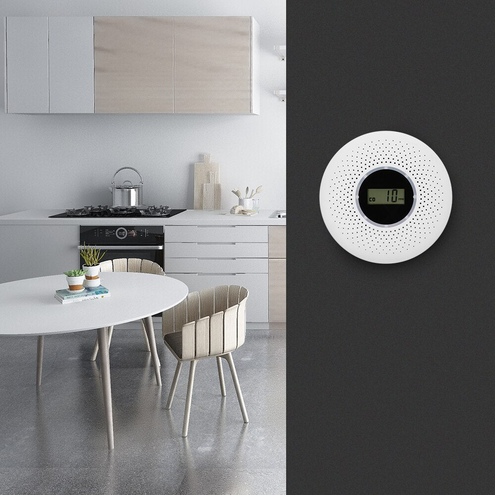 "Compacte witte SafeAlert 2-in-1 melder hangt aan muur, detecteert rook en koolmonoxide voor maximale huisveiligheid."