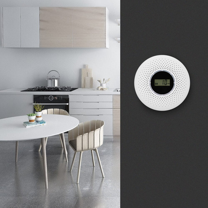 "Compacte witte SafeAlert 2-in-1 melder hangt aan muur, detecteert rook en koolmonoxide voor maximale huisveiligheid."