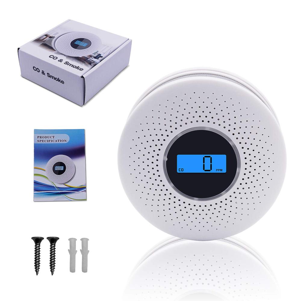 "Compacte witte SafeAlert 2-in-1 melder hangt aan muur, detecteert rook en koolmonoxide voor maximale huisveiligheid."