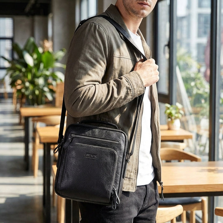 Compacte zwarte leren messenger tas voor heren van EnduraBag, perfect voor zakelijk en casual dagelijks gebruik.