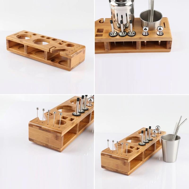 Complete cocktailshaker set met roestvrijstalen accessoires en houten standaard, ideaal voor thuisbars en bartenders.