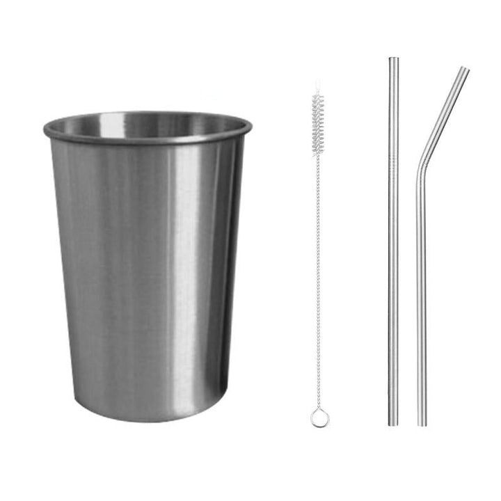 Complete cocktailshaker set met roestvrijstalen accessoires en houten standaard, ideaal voor thuisbars en bartenders.