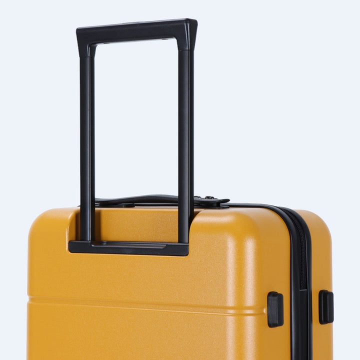Robuuste hardcase kofferset met 4 dubbele wielen en een geïntegreerd slot.